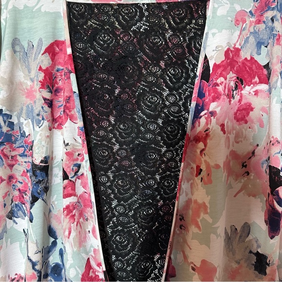NWT Sew in Love Floral Print Women's Top with Black Sheer Lace Back Size Small - Picture 5 of 9